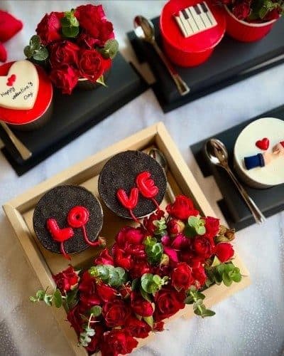 کادو تولد با گل تولد و جعبه کیک به دوست پسر