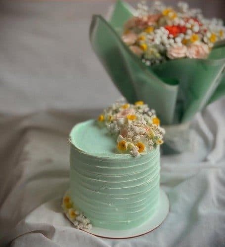 پک هدیه و کیک تولد با گل برای کودک ۶ ساله