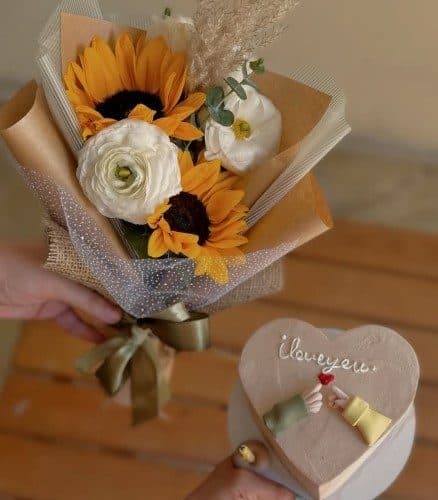 گل تولد و کیک برای نوزاد دختر