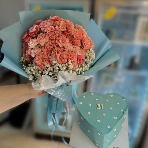دسته گل تولد و جعبه کیک دخترانه