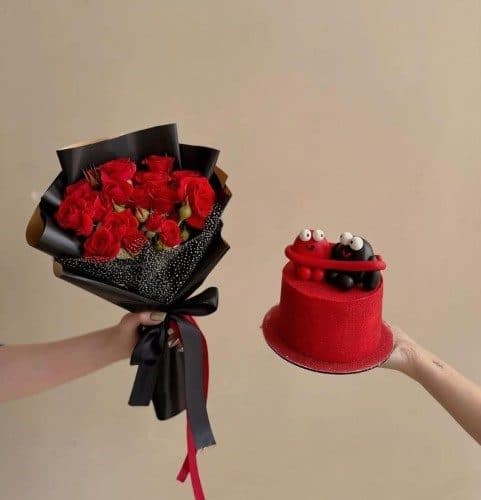 دسته گل تولد و کیک صورتی