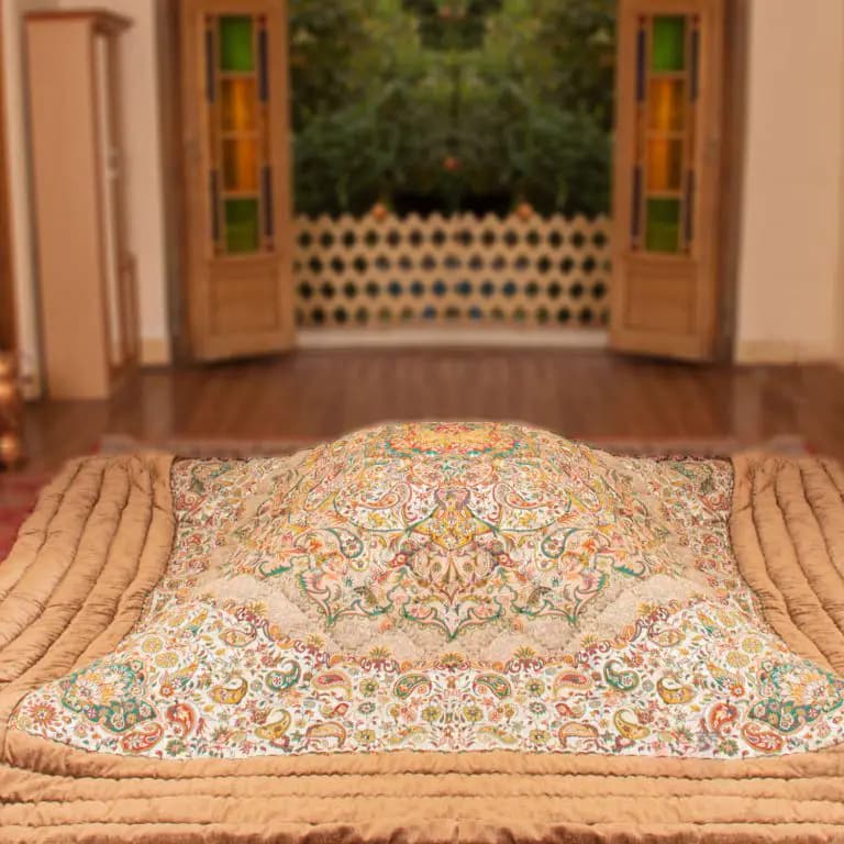 لحاف کرسی دست دوز ترمه طرح اردیبهشت رنگ کرم — تصویر ۲
