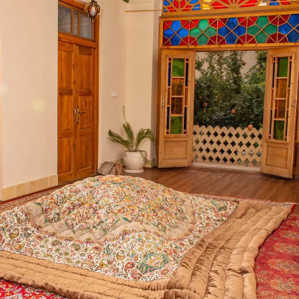 لحاف کرسی دست دوز ترمه طرح اردیبهشت رنگ کرم — تصویر ۳