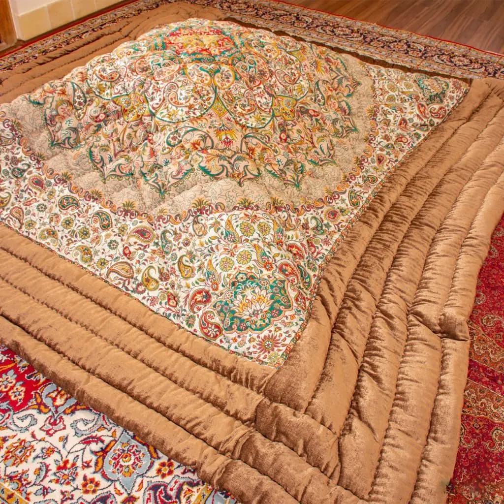 لحاف کرسی دست دوز ترمه طرح اردیبهشت رنگ کرم — تصویر ۴