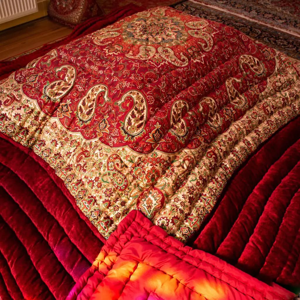 لحاف کرسی دست دوز ترمه طرح نسترن رنگ زرشکی — تصویر ۳