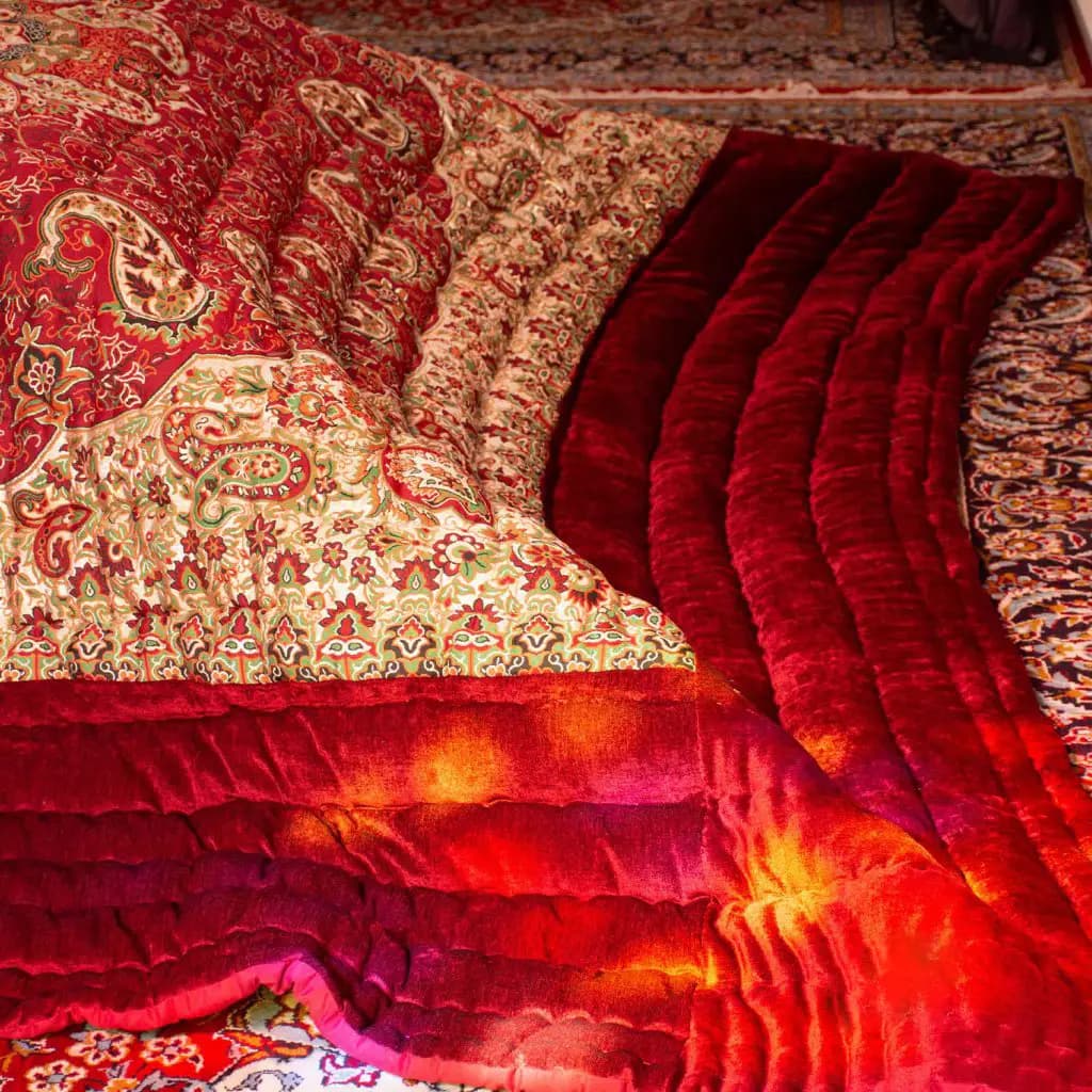 لحاف کرسی دست دوز ترمه طرح نسترن رنگ زرشکی — تصویر ۷