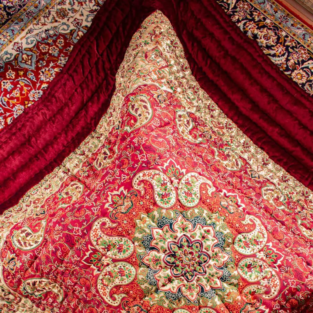 لحاف کرسی دست دوز ترمه طرح نسترن رنگ زرشکی — تصویر ۶