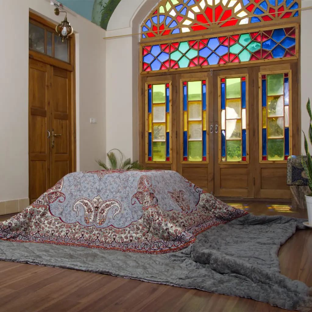 لحاف کرسی دست دوز ترمه طرح ترنج رنگ طوسی — تصویر ۴
