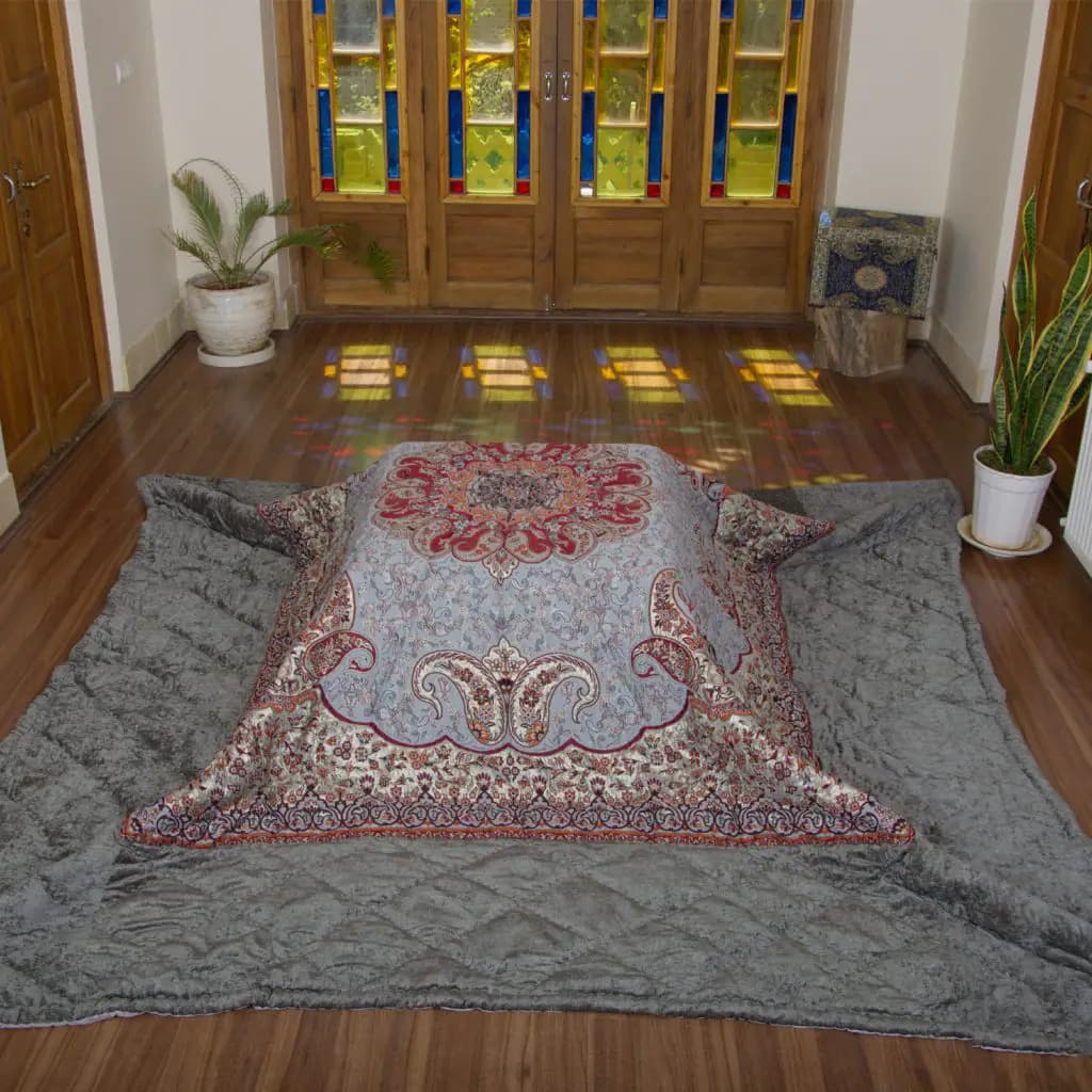 لحاف کرسی دست دوز ترمه طرح ترنج رنگ طوسی — تصویر ۲