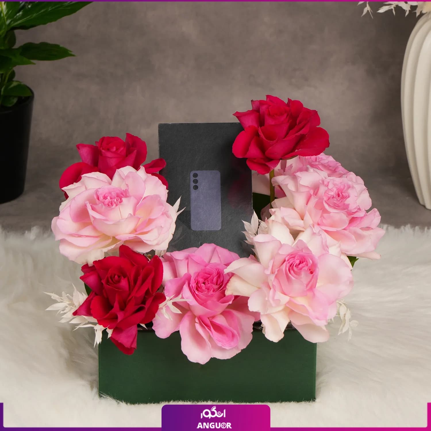 باکس گل با هدیه (گوشی موبایل سامسونگ مدل Galaxy S24 Plus)