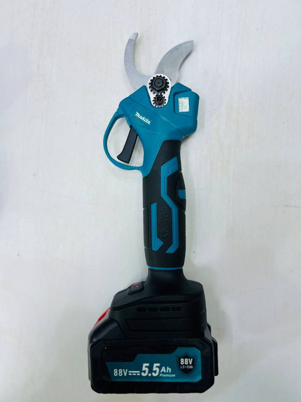 قیچی شارژی برند ماکیتا باتری 10 سلولی مدل 5.5V — تصویر ۴