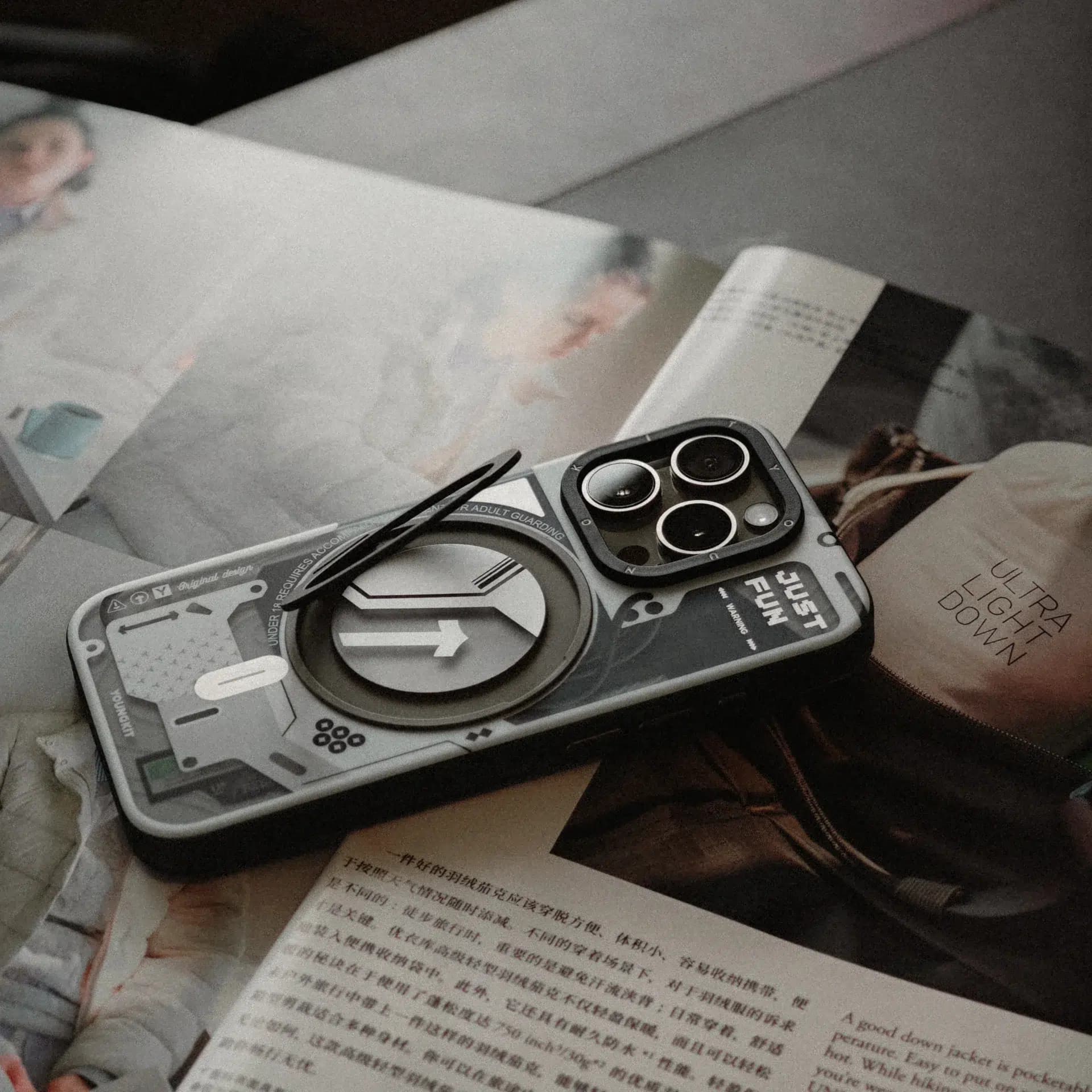 قاب یانگ کیت آیفون مدل Cyberpunk 360° Spin magnetic stand case — تصویر ۲