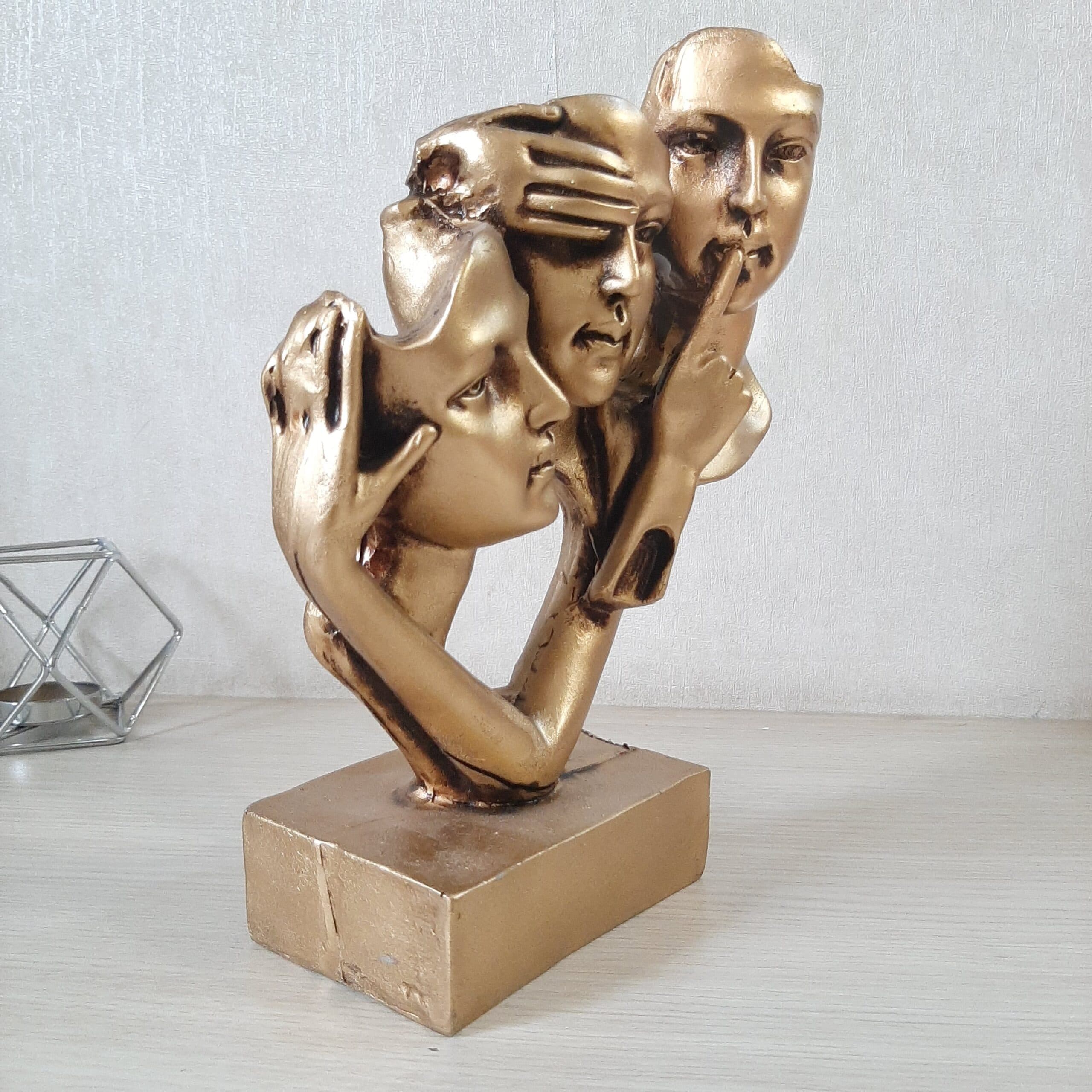 مجسمه دکوری سه خواهر سایز کوچک طلایی رنگ پلی استری — تصویر ۳