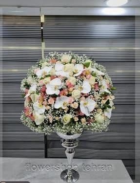 چیدمان هنری دستبند و تاج گل عروس برای دکور میز یا لابی