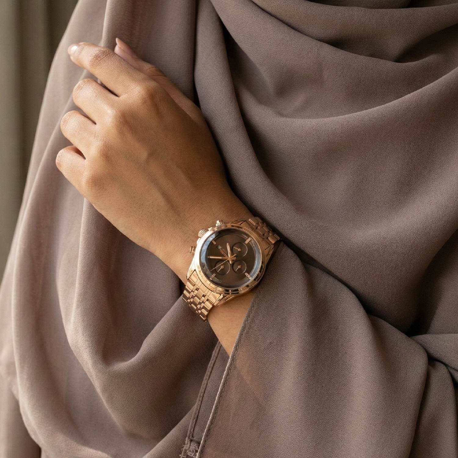ساعت سیکو رزگلد صفحه مشکی طرح سه موتور 2583 تک زنانه — تصویر ۴