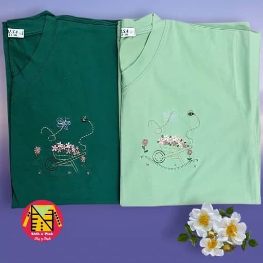 تیشرت نخ پنبه گلدوزی دار یقه هفت طرح کالسکه گل سایز 3XL زنانه (سایز 40 تا 46) — تصویر ۳