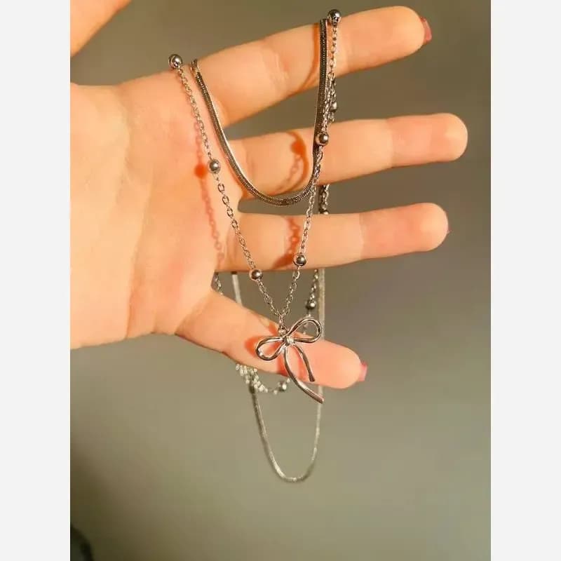 گردنبند دخترانه دو لاین استیل طرح پاپیون رنگ نقره ای — تصویر ۴