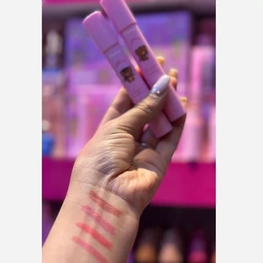 رژ لب باربی پیشی خرسی کیوت فانتزی پاپیونی رنگبندی نودنسکافه و صورتی توت فرنگی رژگونه استیکی پیچی فانتزی دخترانه