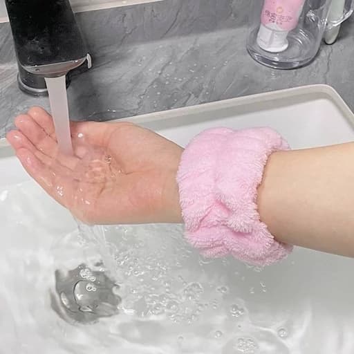 مچ بند حوله ای فانتزی دست پشمالویی برای روتین پوستی جلوگیری از خیس شدن دست هنگام شستشو صورت مچ گیر ابگیر — تصویر ۵