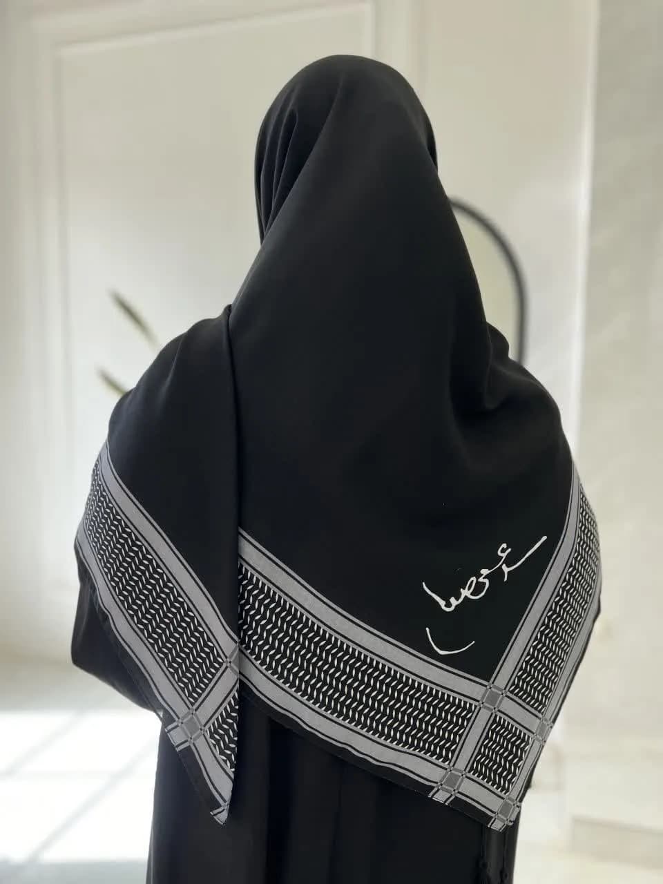روسری سوپرنخ زنانه طرح امضاء رهبری رنگ مشکی حاشیه طرح گلبرگ طوسی