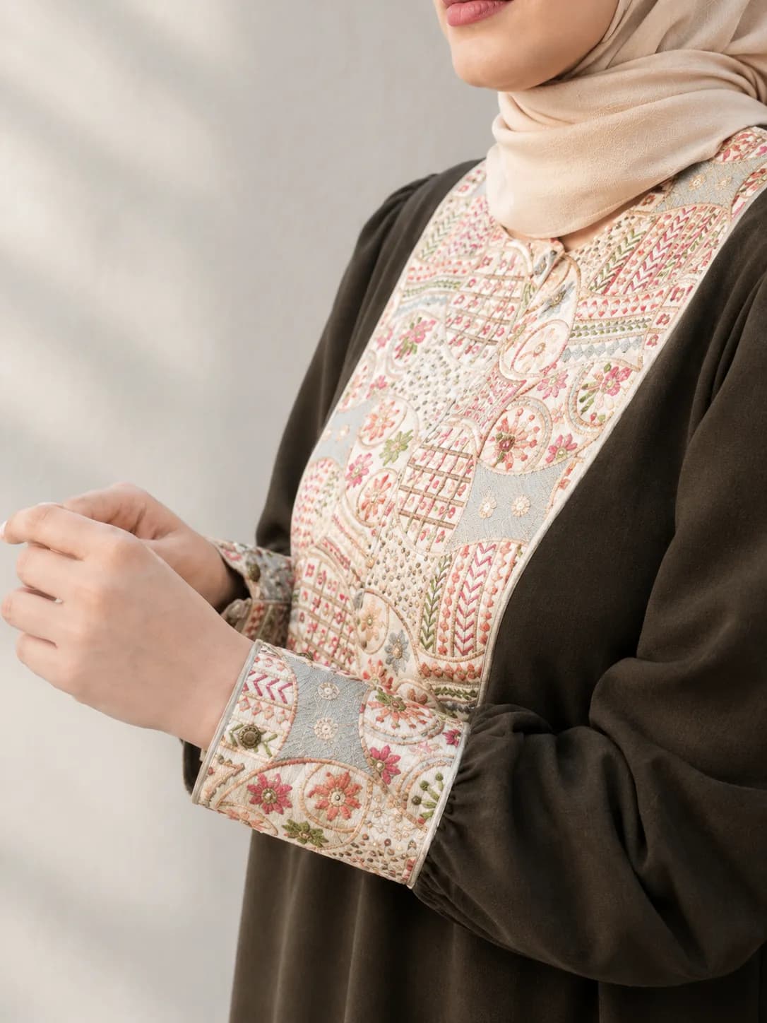 عبا مجلسی زنانه زمرد — تصویر ۴