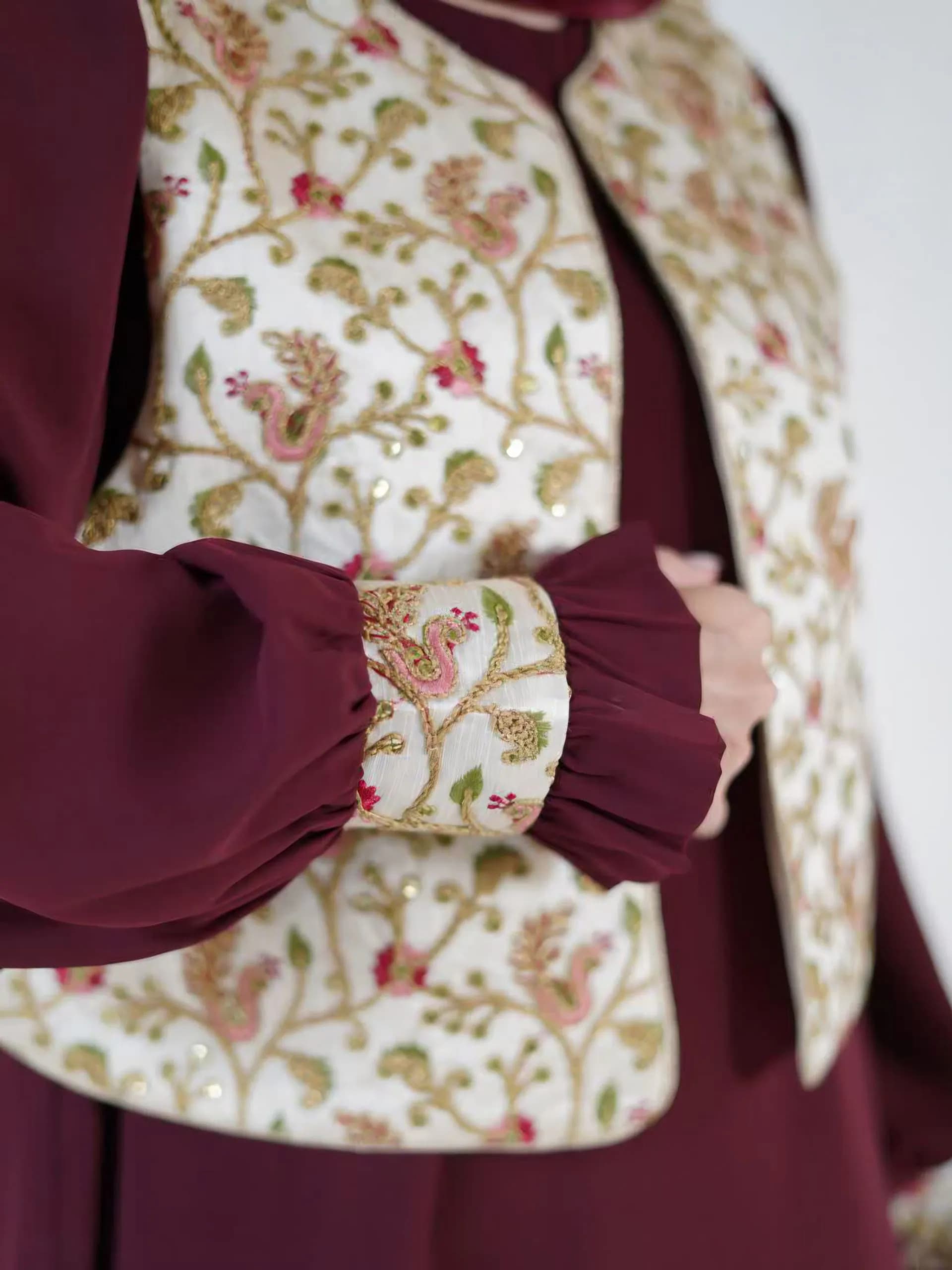 عبا مجلسی زنانه طاوووس — تصویر ۳