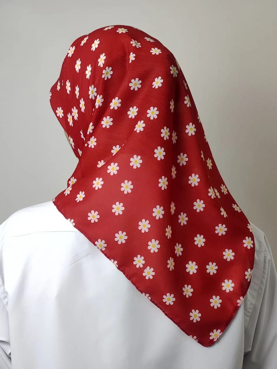 مینی اسکارف نخی دخترونه طرح گل بابونه قرمز — تصویر ۲
