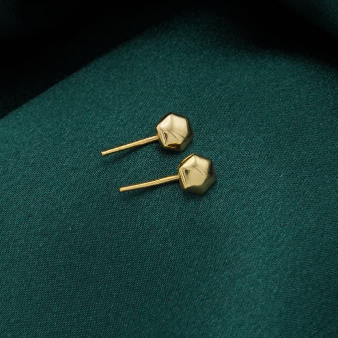 گوشواره طلا طرح شش ضلعی کد E018 — تصویر ۴