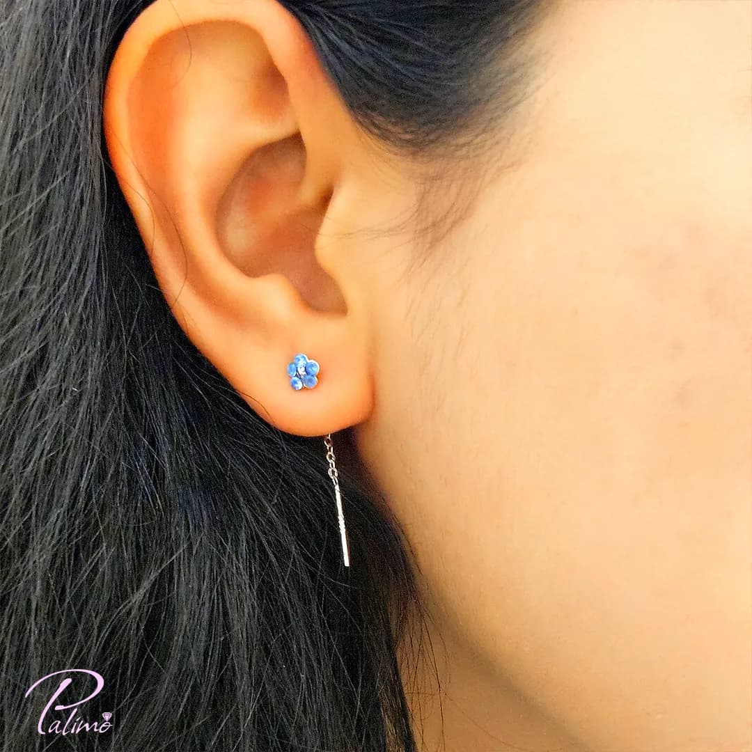 گوشواره نقره بخیه ای فلاور آبی E2167 با روکش طلای سفید — تصویر ۳