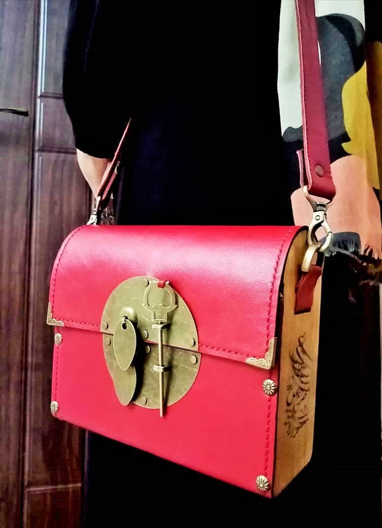 کیف دوشی زنانه مدل زنگوله — تصویر ۴