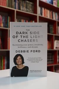 The Dark Side Of the light chasers اثر Debbie Ford