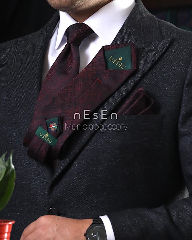 ست کراوات و پوشت NESEN – طرح پتینه زرشکی T197 — تصویر ۲