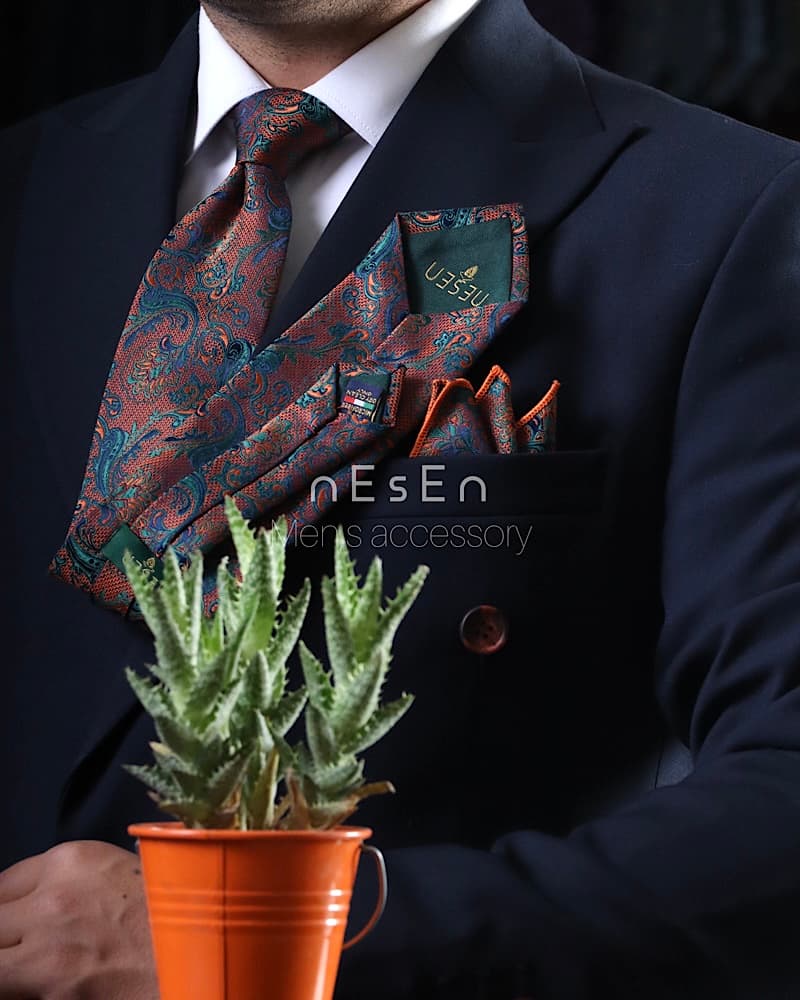 ست کراوات و دستمال جیب مردانه NESEN | طرح بته‌جقه آجری T178 — تصویر ۲