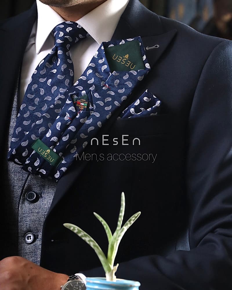 کراوات و دستمال جیب مردانه NESEN | طرح بته‌جقه سرمه‌ای T171 — تصویر ۲