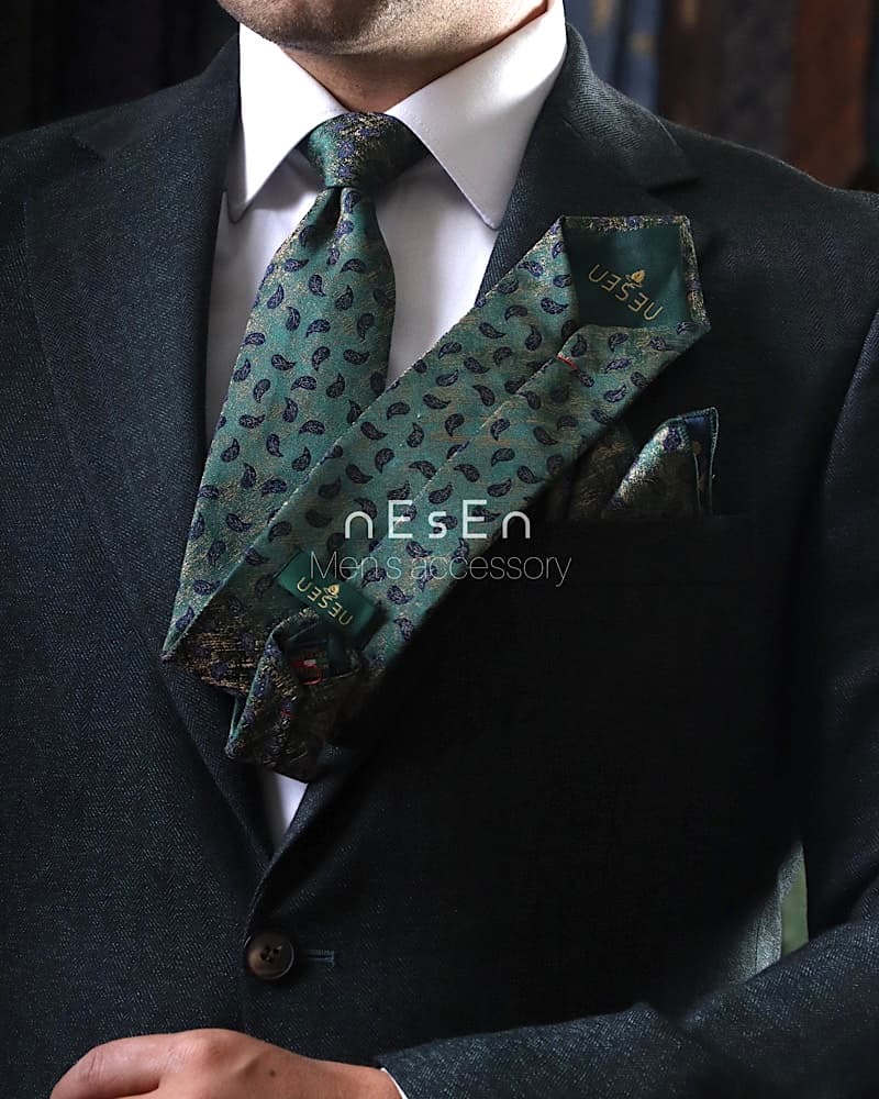 ست کراوات و دستمال جیب مردانه NESEN | طرح بته‌جقه سبز T167 — تصویر ۲