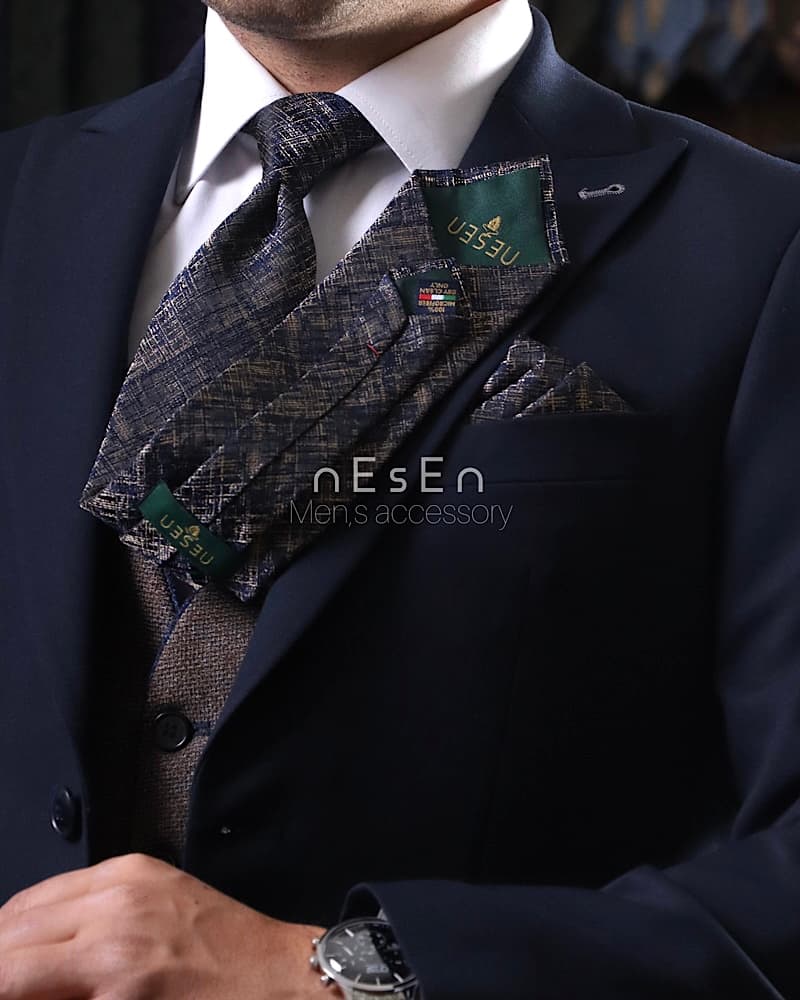 ست کراوات و دستمال جیب مردانه NESEN | طرح پتینه سرمه‌ای طلایی T163 — تصویر ۲