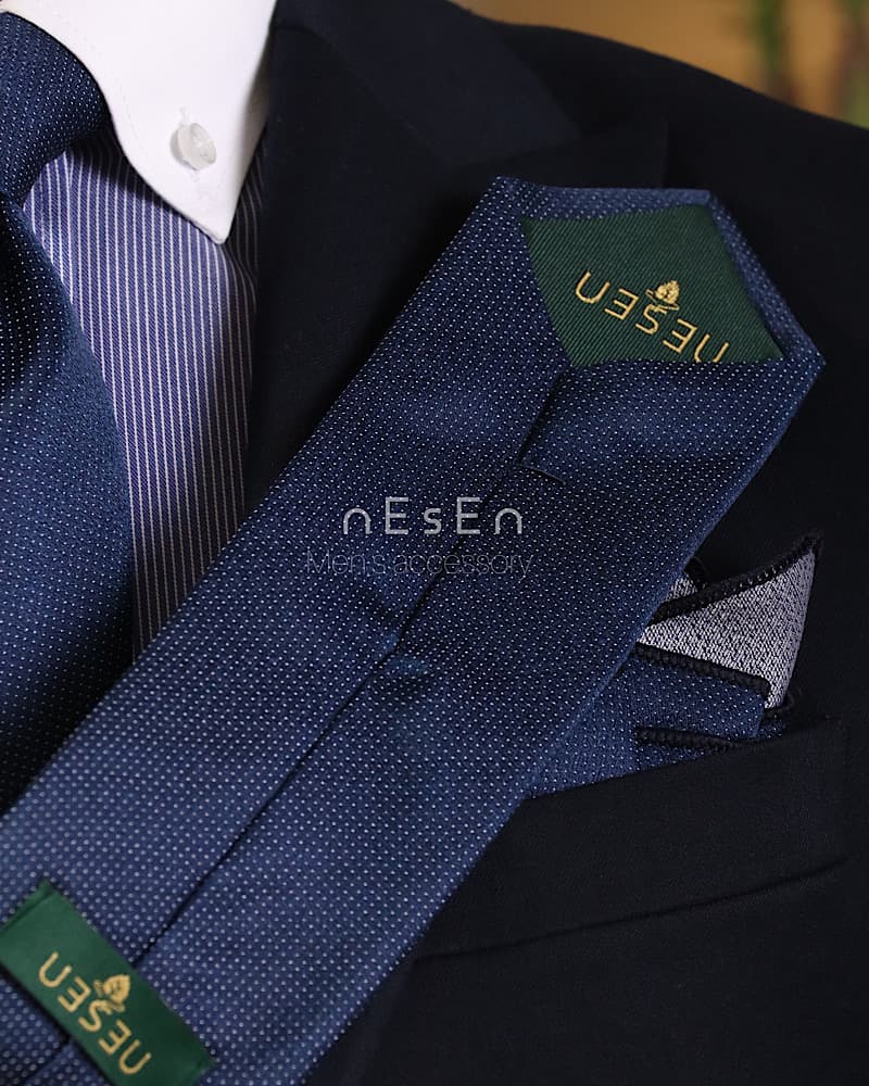 ست کراوات و دستمال جیب مردانه NESEN | طرح خالدار سرمه‌ای T161 — تصویر ۳