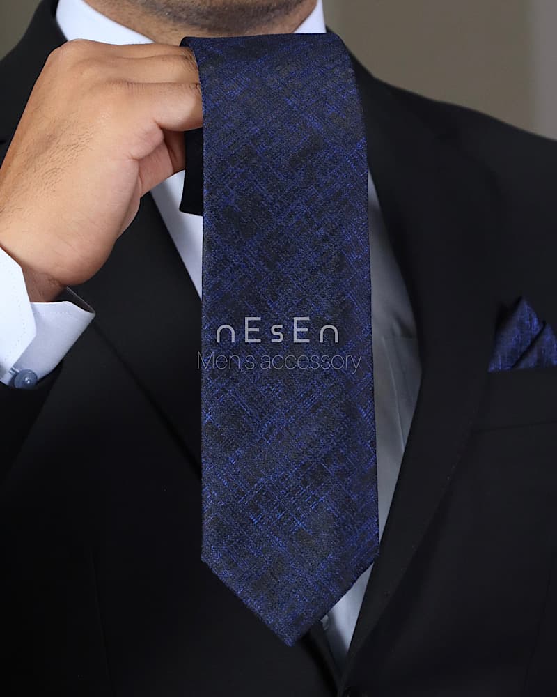 ست کراوات و دستمال جیب مردانه NESEN | طرح پتینه سرمه‌ای T154 — تصویر ۳