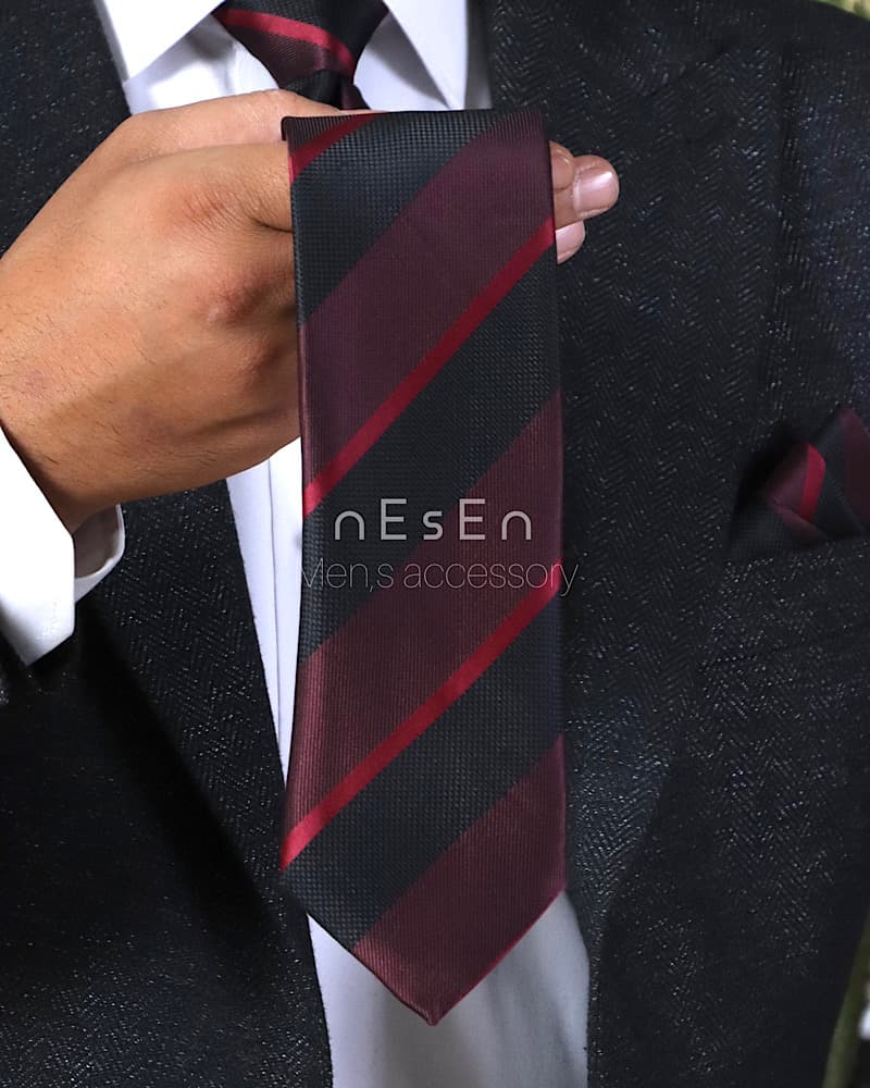ست کراوات و دستمال جیب مردانه NESEN | طرح کجراه مشکی زرشکی T149 — تصویر ۲