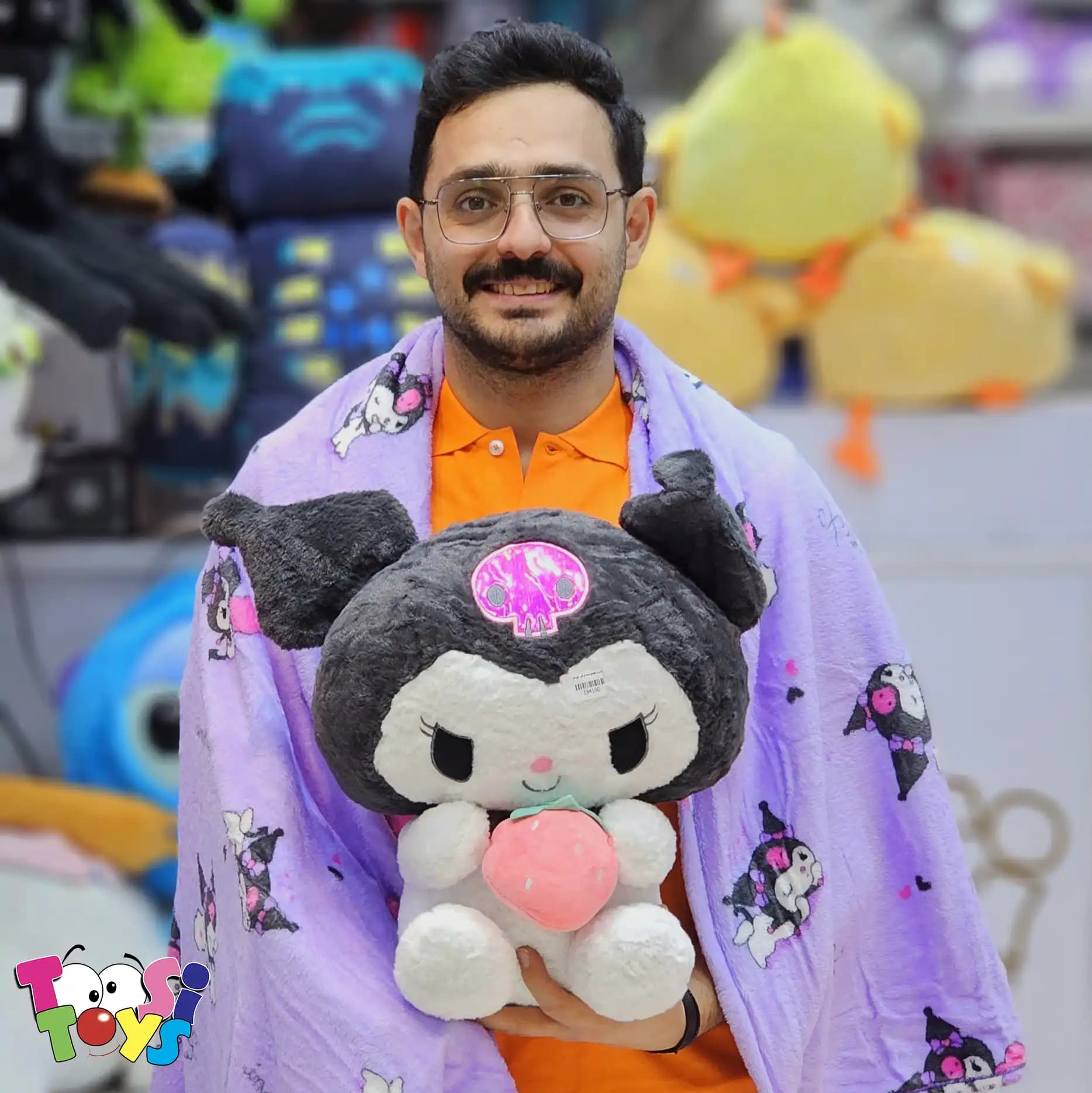 عروسک پتو بالشتی کرومی ملودی توت فرنگی به دست — تصویر ۴