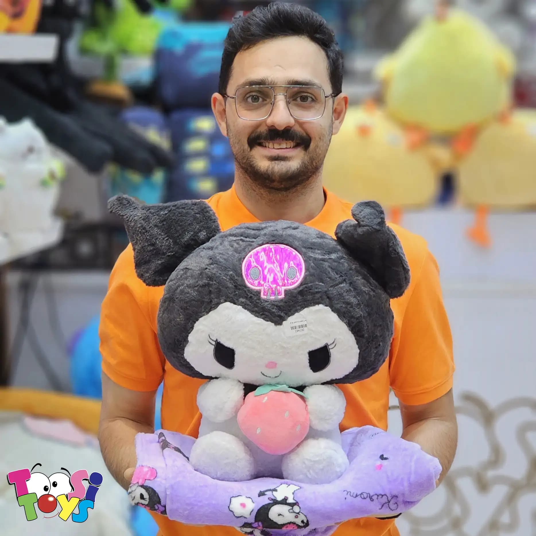 عروسک پتو بالشتی کرومی ملودی توت فرنگی به دست — تصویر ۲