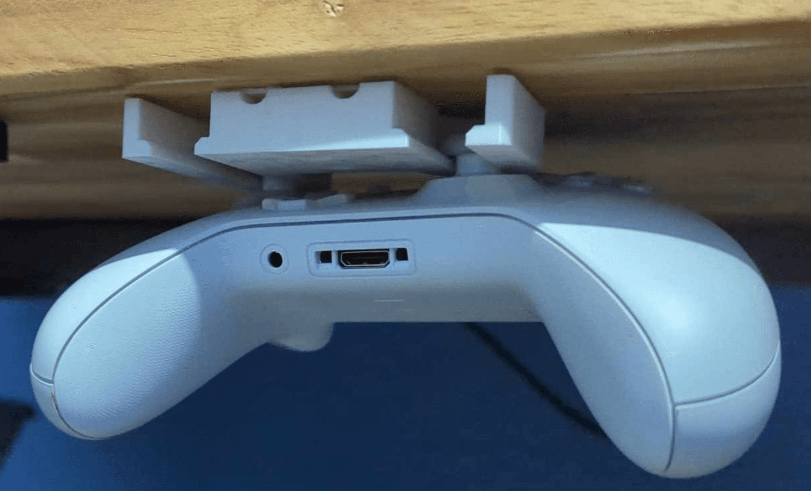 پایه نگهدارنده زیرمیزی دسته بازی Xbox طرح ساده و کاربردی — تصویر ۴