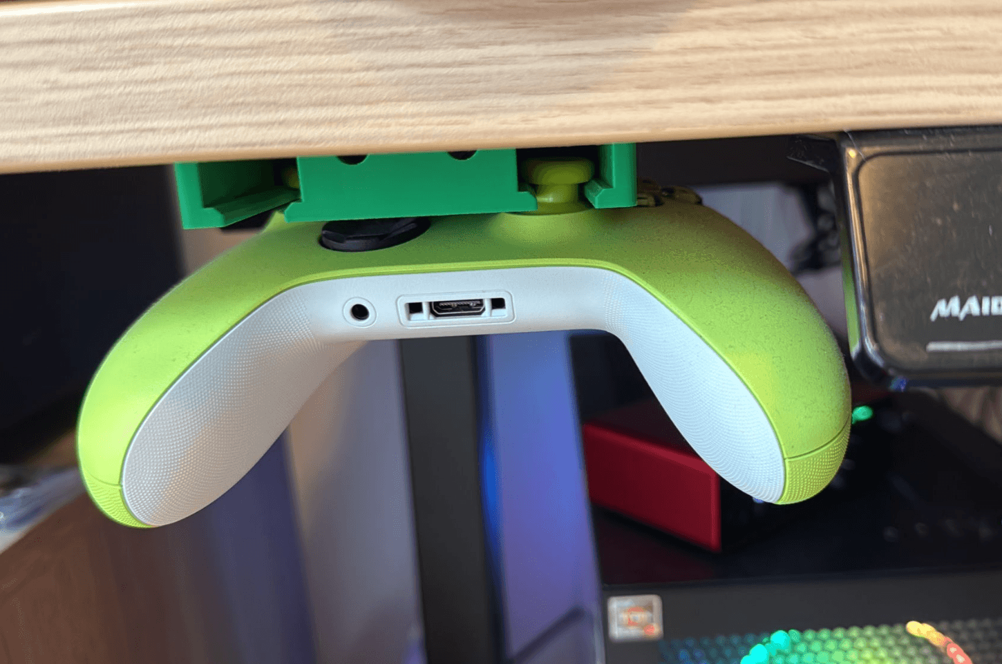 پایه نگهدارنده زیرمیزی دسته بازی Xbox طرح ساده و کاربردی