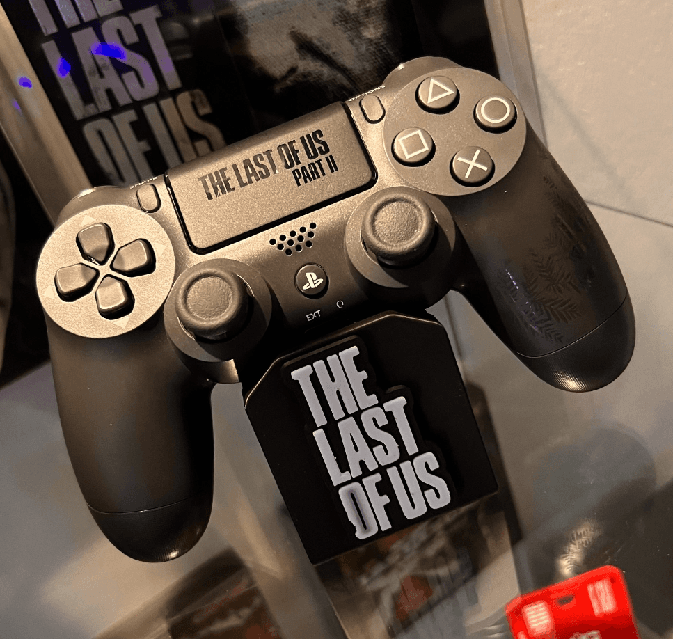 پایه نگهدارنده دسته بازی Xbox, PS5, PS4 طرح The Last of Us — تصویر ۳
