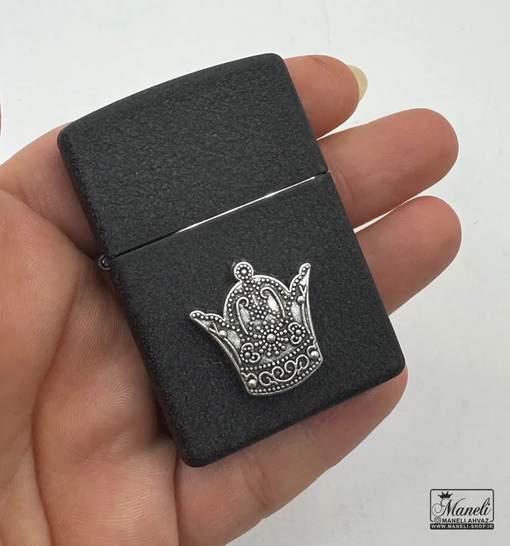 فندک مشکی zippo با طرح تاج — تصویر ۴