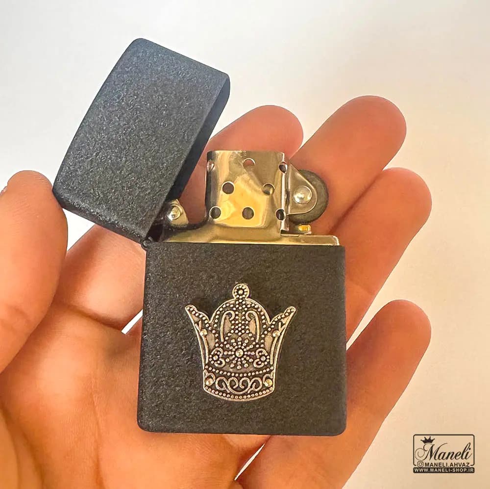 فندک مشکی zippo با طرح تاج — تصویر ۵