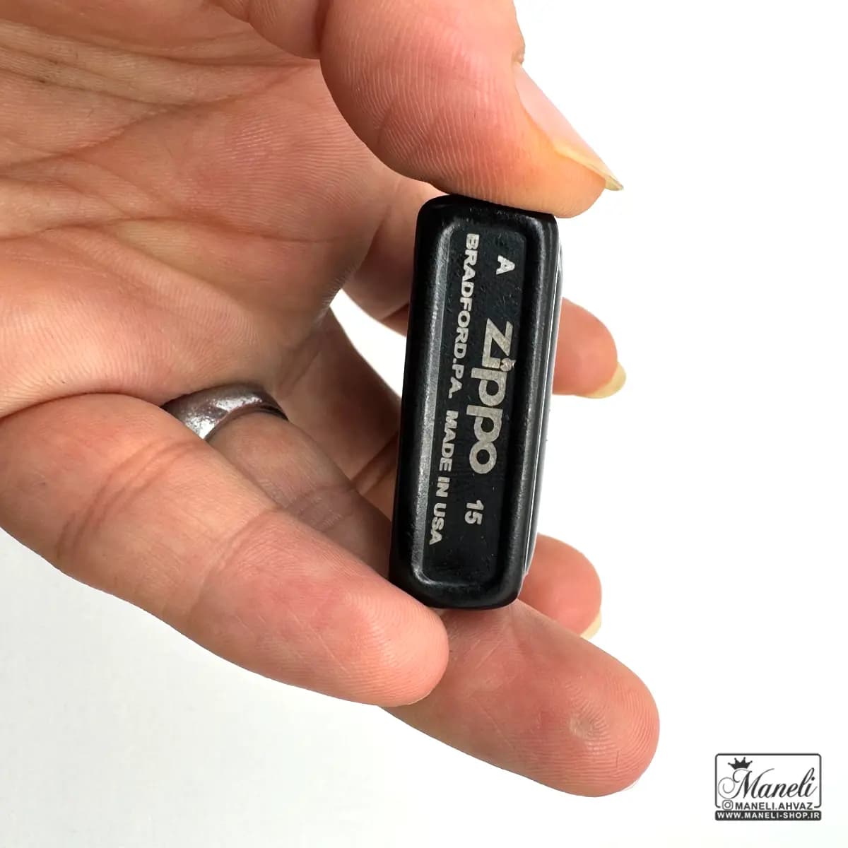 فندک مشکی zippo با طرح نقاشی زن زیبا — تصویر ۳