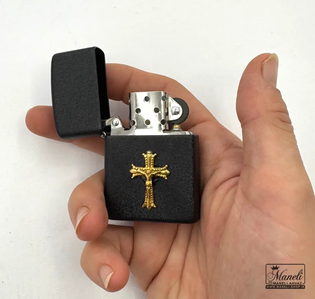 فندک بنزینی ZIPPO مشکی طرح صلیب طلایی — تصویر ۴