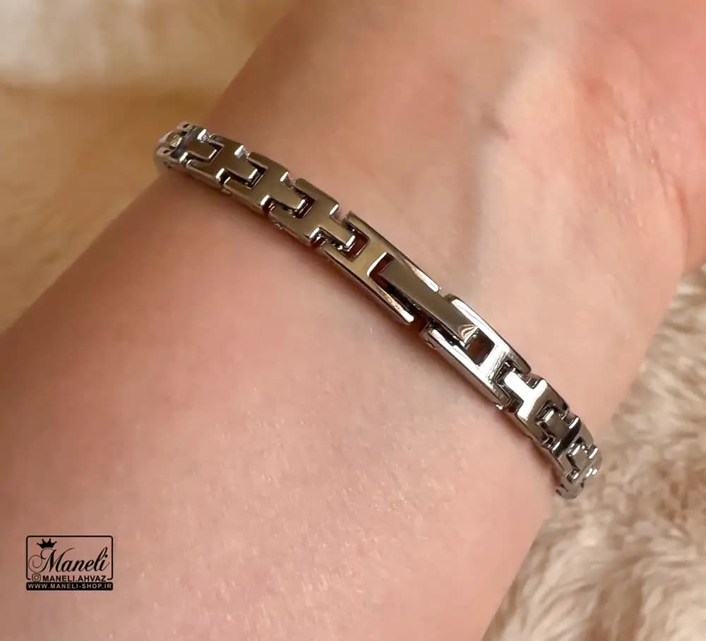 ساعت زنانه ظریف صفحه مربع FENDI — تصویر ۴