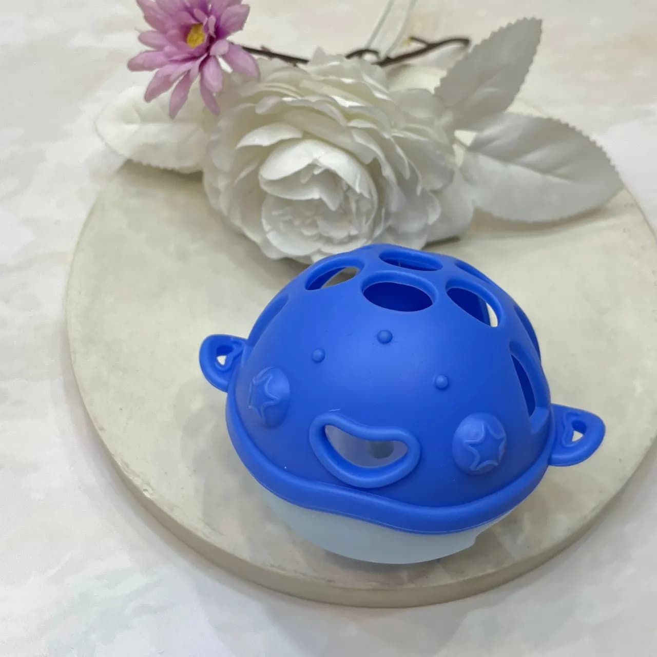 جغجغه سیلیکونی توپی طرح ماهی در سه رنگ — تصویر ۴